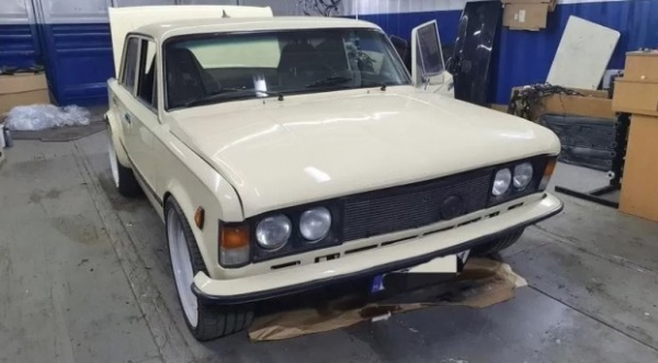 Старий Fiat 125p схрестили з Dodge Ram Старий Fiat 125p схрестили з Dodge Ram