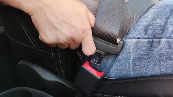 Почему водители начали массово устанавливать цветные ремни безопасности