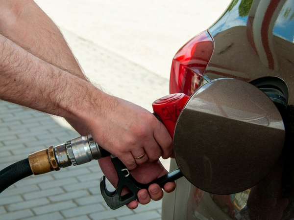 А ручки &mdash; вот они: власти выборочно задирают цены на горючее