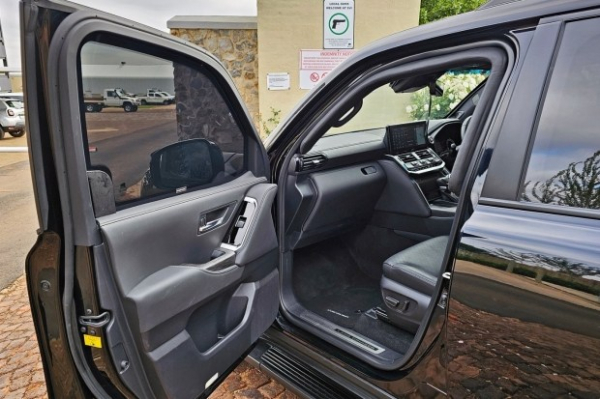 Toyota Land Cruiser 300 отримав незвичайну броньовану версію