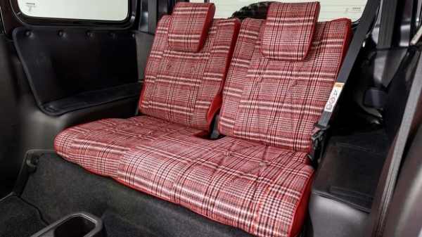 Suzuki Jimny отримав тюнінг в дусі ранніх Mercedes G-Class