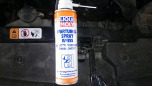 Чем смазать двери автомобиля: смазка для петель