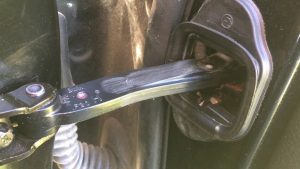 Чем смазать двери автомобиля: смазка для петель