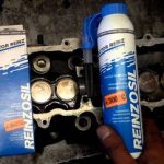 Чем смазать двери автомобиля: смазка для петель