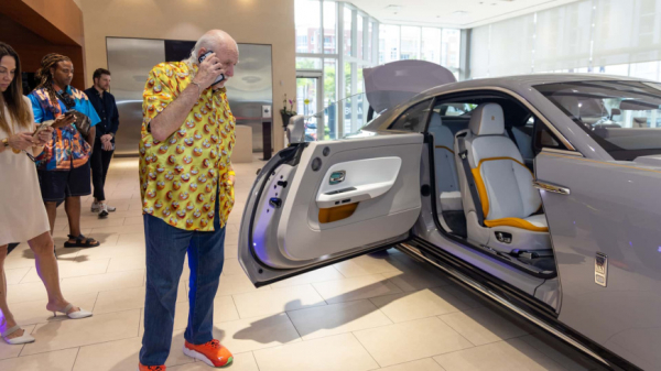 Чтобы получить первый в США Rolls-Royce Spectre, Майклу Фуксу пришлось купить два