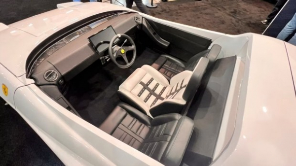 Культовий спорткар Ferrari Testarossa перетворили на футуристичний електромобіль