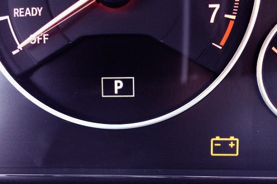 Горит лампочка аккумулятора на панели приборов: что делать водителю