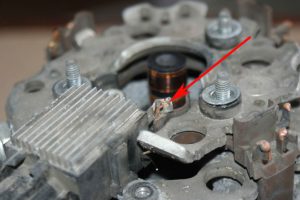 Горит лампочка аккумулятора на панели приборов: что делать водителю