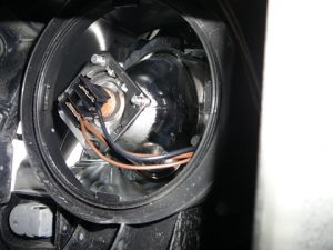 Как выполняется замена ламп ближнего света на Рено Логан