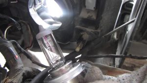 Как выполняется замена ламп ближнего света на Рено Логан