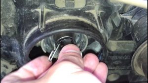 Как выполняется замена ламп ближнего света на Рено Логан