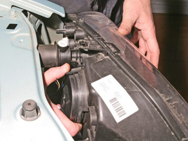 Как выполняется замена ламп ближнего света на Рено Логан