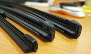 Как заменить резинки стеклоочистителя самому: что нужно знать