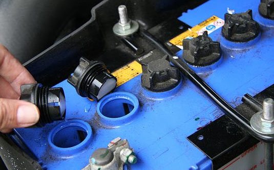 Какой уровень электролита должен быть в аккумуляторе: что нужно знать