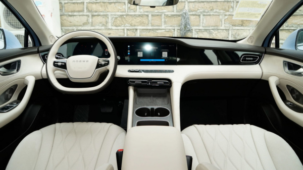 Китайский бренд SAIC представляет новый электрический седан Roewe D7 EV 