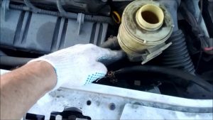 Масло ГУР Логан: какую жидкость лить и как поменять самому