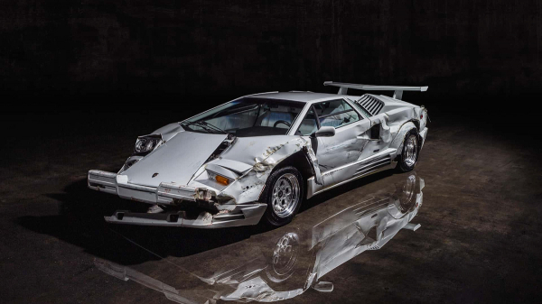 Разбившийся в фильме «Волк с Уолл-стрит» Countach DiCaprio выставят на аукцион Разбившийся в фильме «Волк с Уолл-стрит» Countach DiCaprio выставят на аукцион