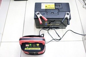 Сколько нужно заряжать аккумулятор: время зарядки АКБ автомобиля
