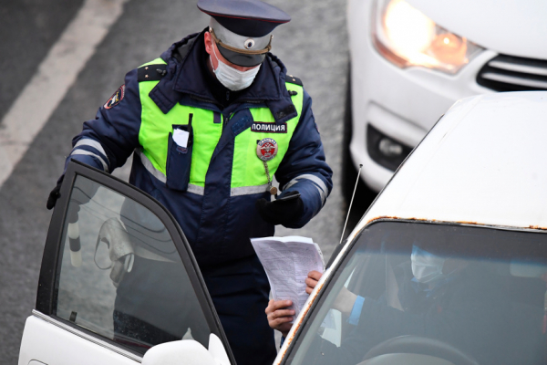 В ГИБДД стали чаще проверять салон при остановке автомобилей для досмотра