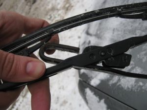 Замена щетки стеклоочистителя: как поменять щетки