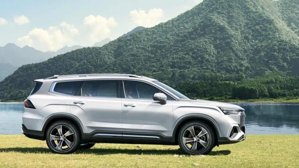 В России продают новый кроссовер Geely Okavango L