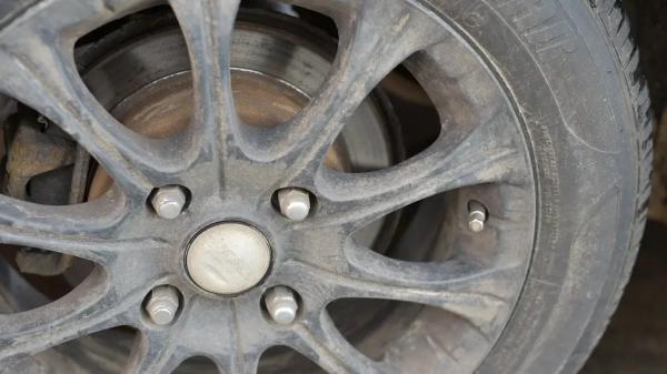 Какой будет штраф, если ездить без одного болта в колесе