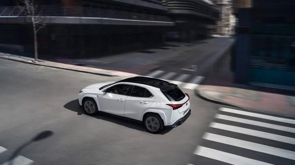 Lexus представил кроссовер UX с новым движком
