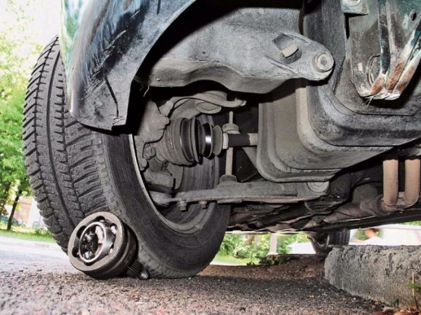 Хруст в колесе при повороте: хрустит &laquo;граната&raquo; и как определить