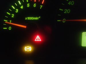 Индикация на приборной панели: восклицательный знак