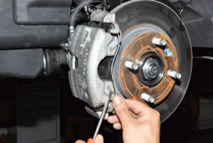 Как поменять тормозные колодки: самостоятельная замена