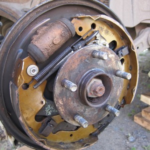 Как поменять тормозные колодки: самостоятельная замена