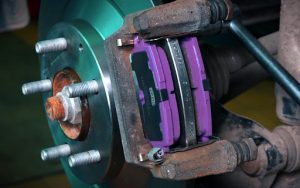 Как поменять тормозные колодки: самостоятельная замена