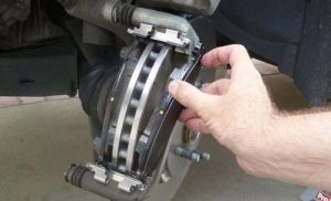 Как поменять тормозные колодки: самостоятельная замена