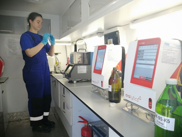 Какое масло предпочтительно заливать в двигатель автомобиля в сильные морозы