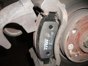 Когда меняют тормозные колодки: как определить износ колодок