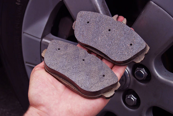 Когда меняют тормозные колодки: как определить износ колодок