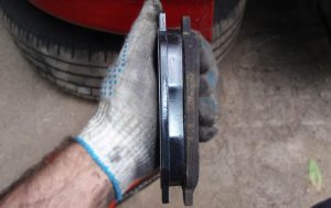 Когда меняют тормозные колодки: как определить износ колодок