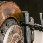 Когда меняют тормозные колодки: как определить износ колодок