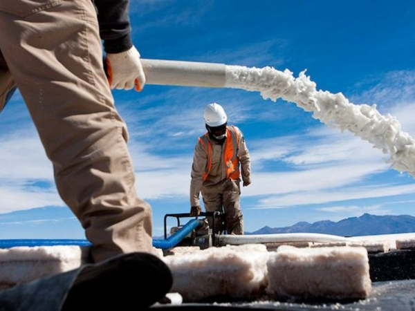 Литий раздора: электромобили разорят государства, а то и убьют планету Литий раздора: электромобили разорят государства, а то и убьют планету