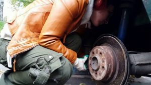 По какой причине скрипят тормоза при торможении на машине: что нужно знать