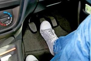 Твердая или мягкая педаль тормоза: в чем причина и что делать