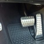 Твердая или мягкая педаль тормоза: в чем причина и что делать