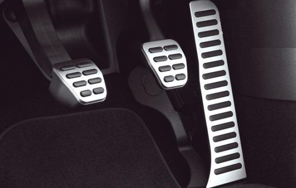 Твердая или мягкая педаль тормоза: в чем причина и что делать