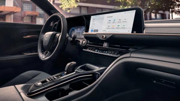 У автодилеров России нашли максимальную версию кросс-седана Toyota Crown