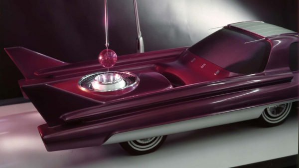 В 50-х годах Ford представил автомобиль с ядерным двигателем и запасом хода в 8 000 км.