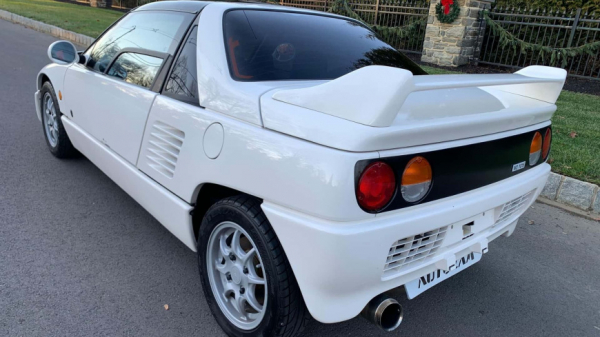 В США продается очень городской автомобильчик, похожий на суперкар