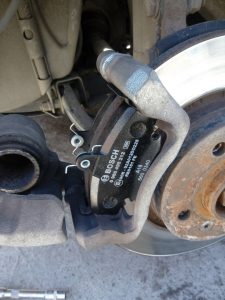 Замена колодок Рено Логан: как поменять задние и передние тормозные колодки