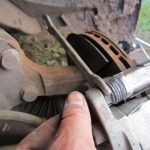 Замена колодок Рено Логан: как поменять задние и передние тормозные колодки