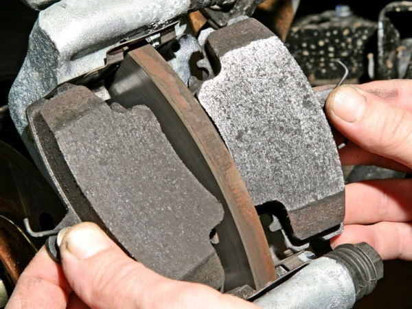 Замена колодок Рено Логан: как поменять задние и передние тормозные колодки