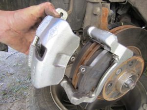 Замена колодок Рено Логан: как поменять задние и передние тормозные колодки